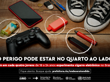 Collection of images in an anti-tobacco ad for the city of Rio in Brazil with text in Portuguese: "O perigo pode estar no quarto ao lado. Um em cada quatro jovens de 18 a 24 anos experiementa cigarro eletronico no Brasil" with images including black and white converse shoes, a red iphone, a video game control set, and vapes and e-cigarettes with white chalk circles."
