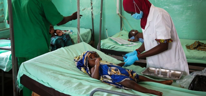 Pediatric nurse Mahawa Diabaté treats 17-month-old Djeneba Mariko, who is placed on oxygen and treated for malaria and respiratory distress. Dioila, Mali, June 2022. Seyba Keita/ ALIMA