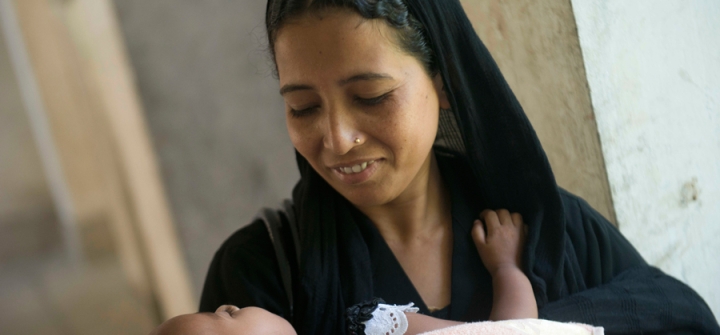 Mother and child at an Upazila Health Complex in Bangladesh. © 2013 Ismail Ferdous, Courtesy of Photoshare