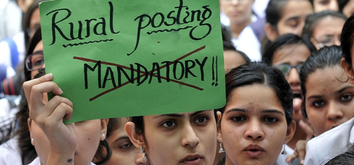 Medical students and doctors demonstrate against the government's decision to make rural posting compulsory for those applying for post-graduation entrance exams. New Delhi, August 8, 2013. Image: Vipin Kumar/Hindustan Times