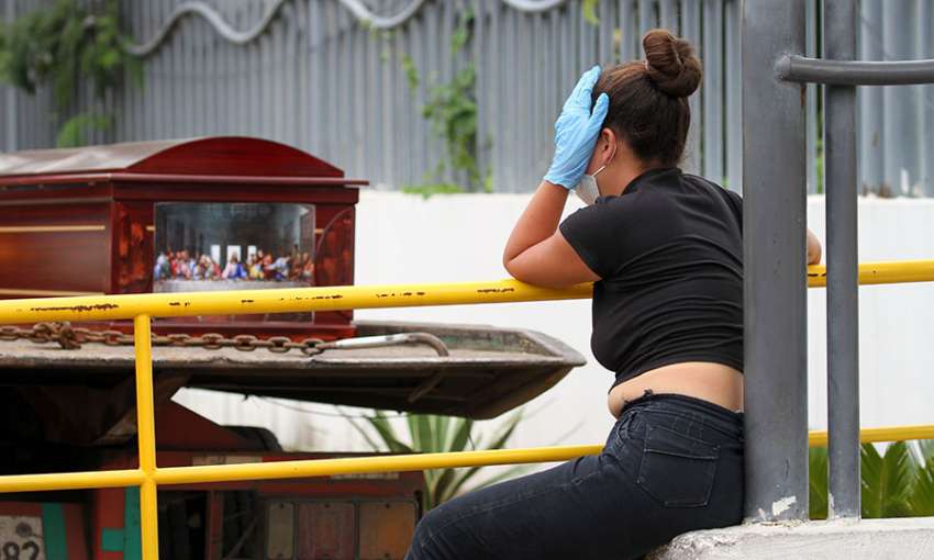 Una mujer llora mientras espera el cadáver de un pariente frente a un hospital.  Guayaquil, Ecuador, 1 de abril de 2020. Imagen: Enrique Ortiz / AFP / Getty