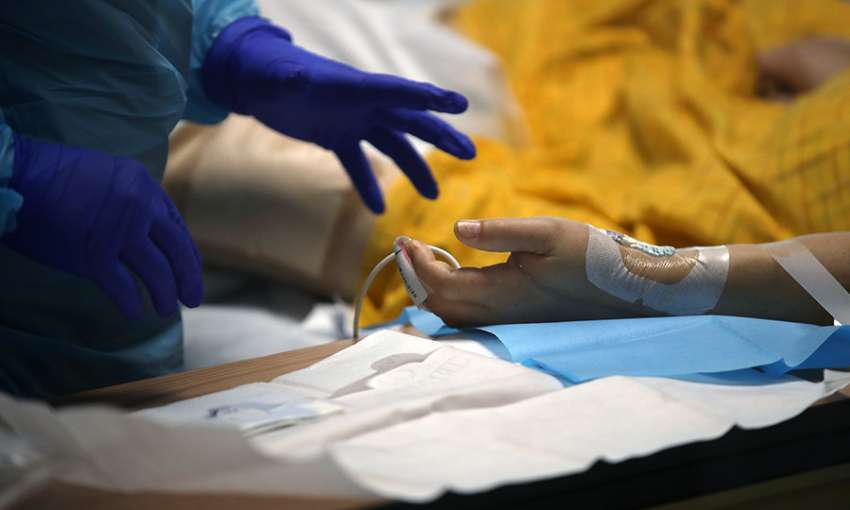A nurse monitors a COVID-19 patient in the ICU of Regional Medical Center in San Jose, California on May 21, 2020. Image: Justin Sullivan/Getty Images)