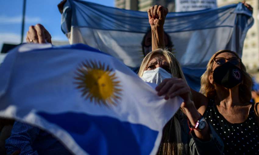 Argentines protest in Buenos Aires against new COVID-19 restrictions. April 17, 2021. Image: Ronaldo Schemidt/AFP via Getty Images