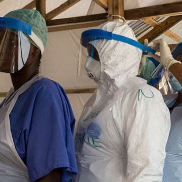 Health workers at Magbenteh Ebola Treatment Centre in Makeni, Sierra Leone, at the time of a visit from Anthony Banbury, Special Representative of the Secretary-General and Head of the UN Mission for Ebola Emergency Response (UNMEER)
