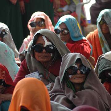 Women in India receive blankets and financial support from the district administration after their eye cataract operations.