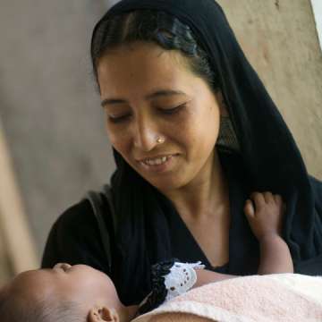 Mother and child at an Upazila Health Complex in Bangladesh. © 2013 Ismail Ferdous, Courtesy of Photoshare