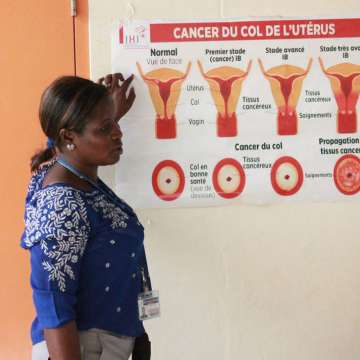 Holdie Fleurilus, Cervical Cancer Program Manager for Innovating Health International, leading a cervical cancer education session in Gonaives, Haiti.