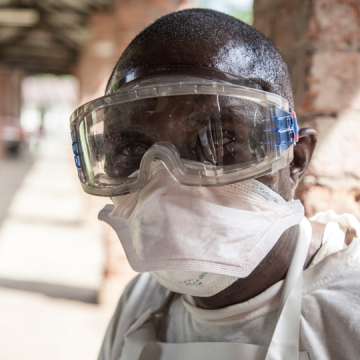 A health worker at Bikoro Hospital, DRC readies to confront Ebola. (Image: ©UNICEF/UN0209049/Naftalin)