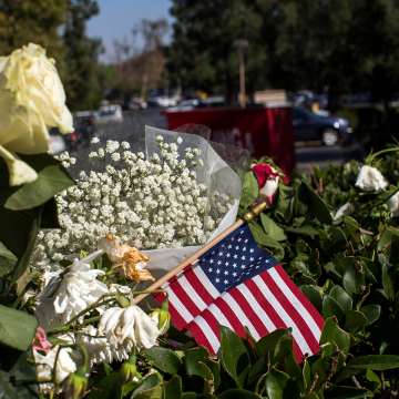 A makeshift memorial honors gun violence victims in Thousand Oaks, Calif., a city that’s currently threatened by raging wildfires. Image: Apu Gomes/AFP/Getty Images
