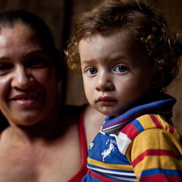 Sixta Bucardo holds her 18-month-old son Llilmer Parrilla Bucardo in Leon Province, Nicaragua on July 29, 2009. Oral rehydration solution saved his life. (Image: Brent Stirton/Getty Images For Save the Children)