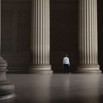 A man visits an empty Lincoln Memorial in Washington, DC, April 14, 2020.  Image: Drew Angerer/Getty
