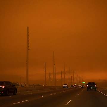 Smoke from various wildfires burning across Northern California mixes with the marine layer, creating darkness and an orange glow. San Francisco, September 9, 2020. Image: Philip Pacheco/Getty