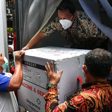 Medical workers load Sinovac COVID-19 vaccines to a storage car before distribution. Surabaya, Indonesia, January 13, 2021.  Image: Robertus Pudyanto/Getty