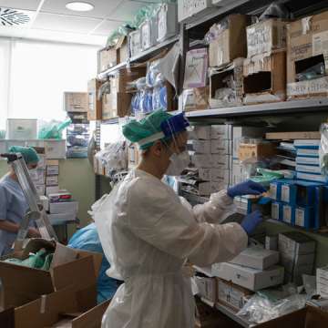 Doctor Annalisa Malara handles medical equipment at an ICU depot at hospital Ospedale Maggiore di Lodi, near Milan. February 11, 2021. Image: Emanuele Cremaschi/Getty