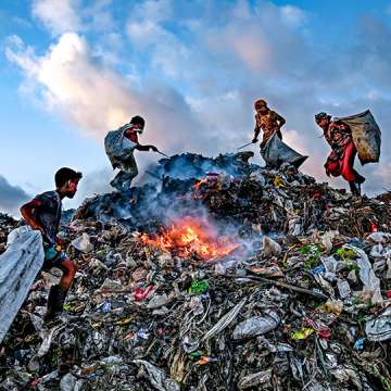 Manual garbage dumping is common in Bangladesh despite the dangers to human health. Many children have no other choice but to search landfills for food. Halishahar, Chattogram, Aug. 27, 2019. Image: Shahriar Farzana.