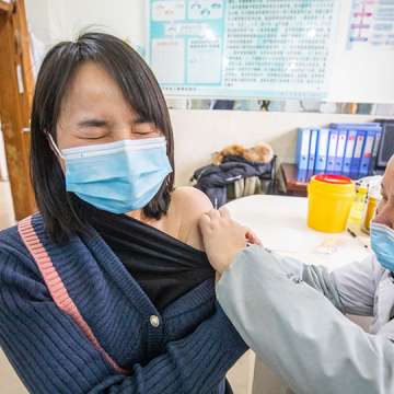 A medical worker gives a vaccine to a vaccinator at the CDC Epidemic Prevention and Control Department in Bijie, Guizhou province, China, Feb. 8, 2021. Image: Costfoto/Barcroft Media via Getty
