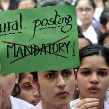 Medical students and doctors demonstrate against the government's decision to make rural posting compulsory for those applying for post-graduation entrance exams. New Delhi, August 8, 2013. Image: Vipin Kumar/Hindustan Times