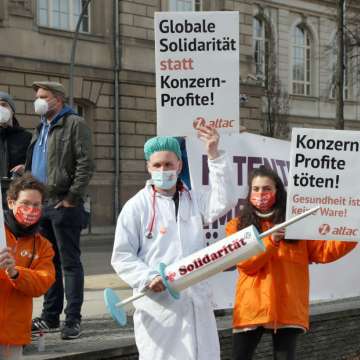“Free the patents” protesters rally in front of the Federal Ministry of Economics in Berlin. March 10, 2021. Image: Wolfgang Kumm/picture alliance