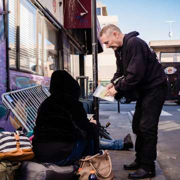 Harm reduction advocate Paul Harkin hands out Narcan and fentanyl detection packets in San Francisco’s Tenderloin neighborhood. February 03, 2020. Image: Nick Otto for the Washington Post via Getty