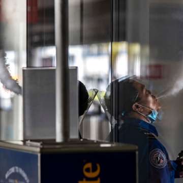 A TSA agent vapes while on a break at LAX airport. Los Angeles, CA, December 31, 2020. Image: Brian van der Brug/Los Angeles Times/Getty