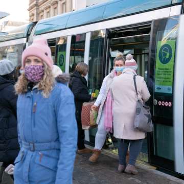 People step off a tram today in Nottingham, England, where 1 of the 2 cases of the Omicron variant of COVID-19 were identified last week. Image: Joe Giddens/PA Images via Getty