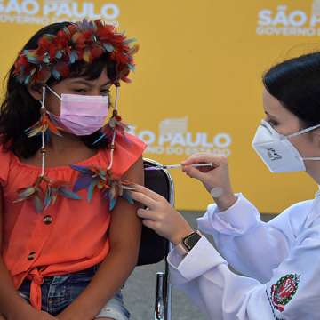 An indigenous girl receives the first dose of the Pfizer COVID-19 vaccine in Sao Paulo, Brazil, Jan. 14, 2022. Image: Nelson Almeida/AFP via Getty