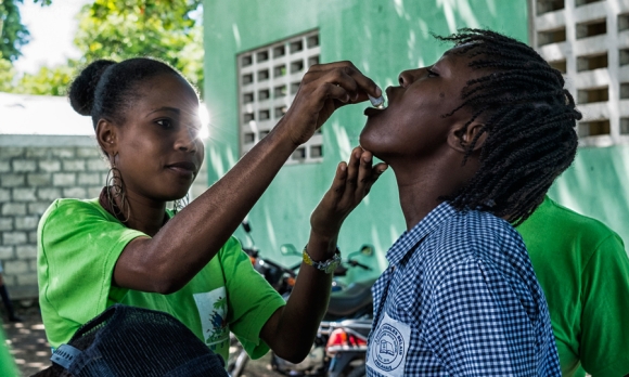 A health worker administering the oral cholera vaccine in Arcahaie, Haiti. UN Photo/Logan Abassi