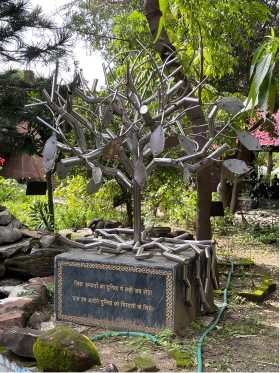 This stainless-steel tree statue, located at the heart of the Sambhavna Trust Clinic in Bhopal, with this inscription: “Whenever sympathy is mentioned anywhere in this world, We will be remembered by the world as an example.” .
